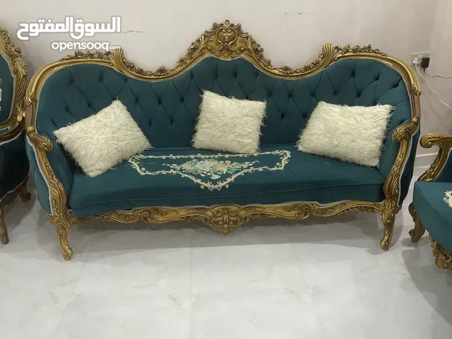 للبيع طقم جلوس فاخر طراز كلاسيكي ذهبي، لون تركوازي أنيق، حالة ممتازة. الطقم نظيف جداً، يتكون من