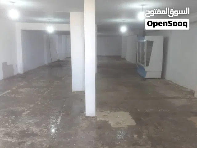 السلام عليكم متوفر مخزن الإيجار في تاجوراء طريق المشتل شارع صيدلية نهاوند مساحة البناء 300متر سعر 20