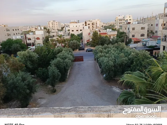 قطعه ارض في البنيات مساحه 2349 م2 عليها عماره طابقين 4 شقق
