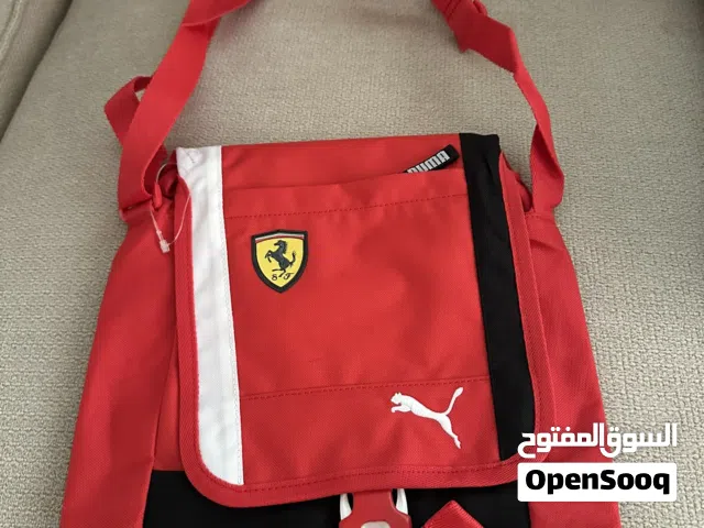 حقيبة بوما  فيراري بتصميم عصري للايباد والاستخدام الشخصي