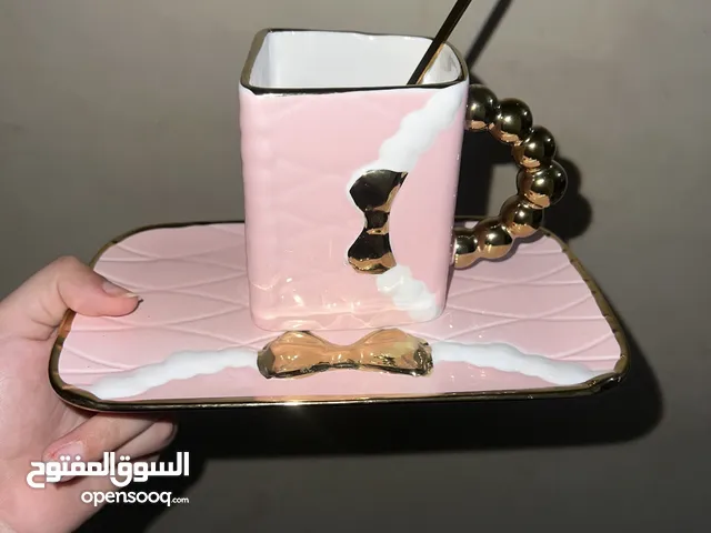 مج خزف فاخر – تصميم شنطة × زخرفة ذهبية × طقم تقديم أنيق