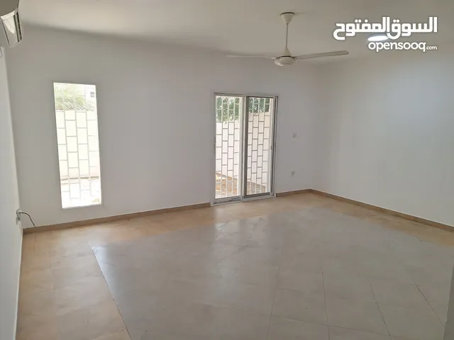 270 m2 4 Bedrooms Villa for Rent in Muscat Al-Hail