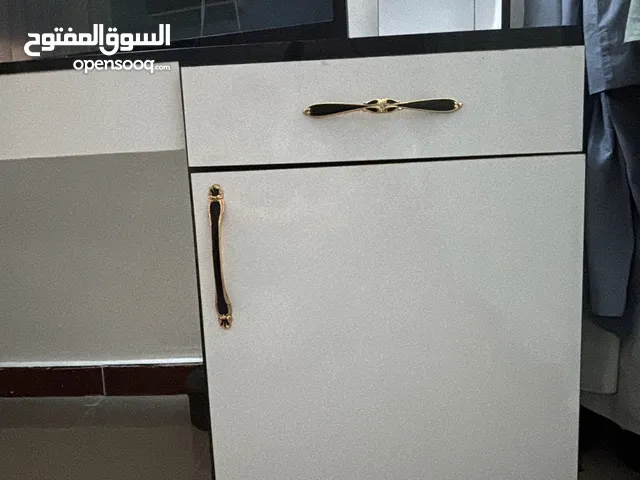 ميز تلفزيون او تسريحة وخزن ينفع غرفة شبابية