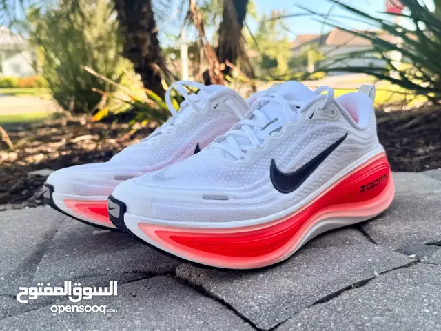 حذاء من نوع Nike Vomero Plus 2025