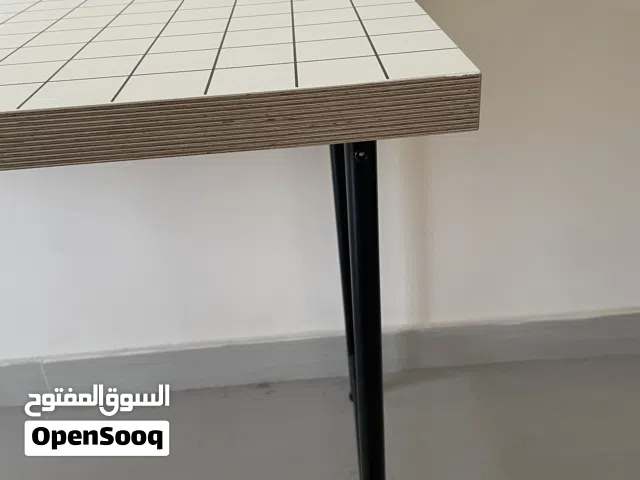 طاولة وكرسي آيكيا شبه جديد للبيع بداعي السفر بنصف السعر