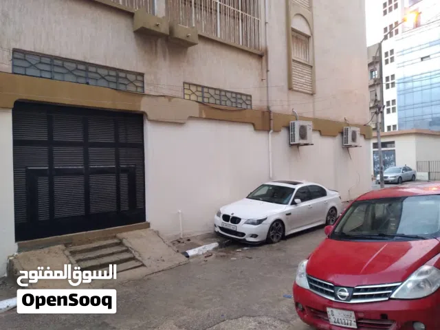 مبنى من ثلاث طوابق في البركة يفصله شارع عن شارع جمال