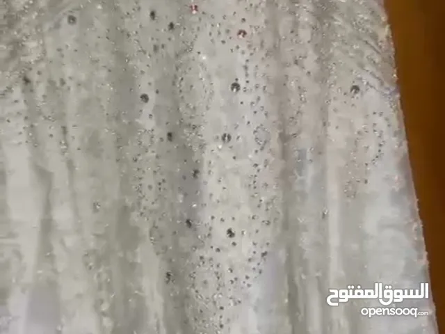 فستان عروس أبيض مزين بالشوافريسكي الأصلي