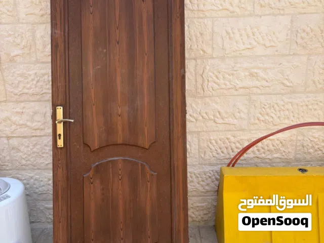 أبواب خشب صولد بحاله ممتازه مع الحلق ومع الايادي والزرافيل عددهم 2لا يوجد فيهم أي خدوش او كسور