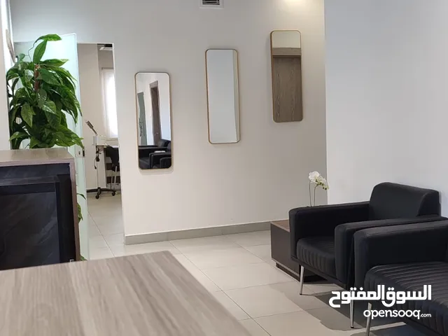 أكاديمية للبيع