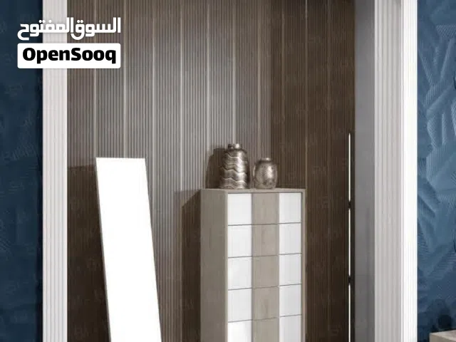 مريا واقفه متع غرفة نوم الإيطالية المعروفه في السوق