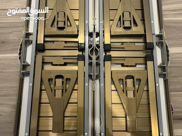 للبيع طاوله مع كراسي تتسفط