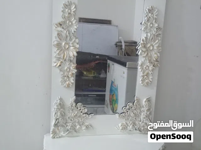 ميز مرايه للبيع استعمال قليل جدا
