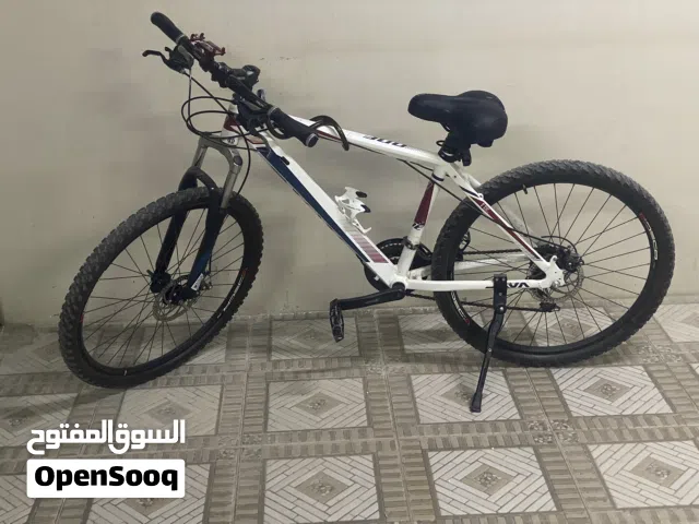 سيكل نظيف مع قفل ومصباح التنبيه