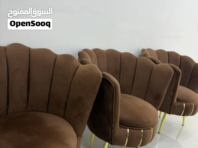 طقم كنب خمس مقاعد+طاولة وسطية للبيع