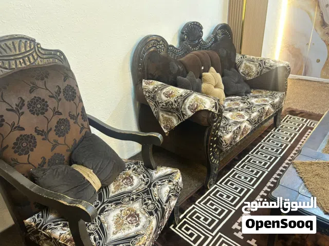 طقم كنب مع طاولات خشب بغطاء زوجاج