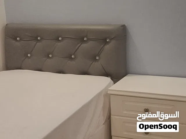 تخت خشب أبيض مع كومدينة للبيع