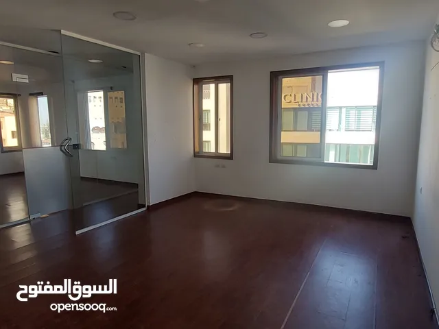 عياده/مكتب بمساحه 70متر بموقع مميز بين الدوار الثالث والرابع للإيجار