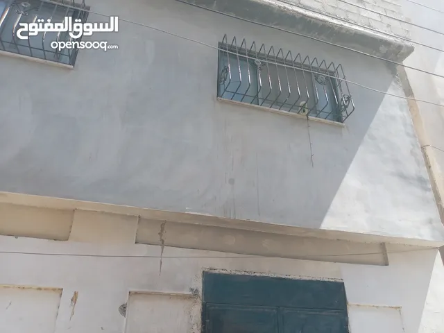 منزل مكون من طابقين مع سطح مساحة كل طابق 125 م  كل طابق مكون من 3 غرف مع صالون وحمام في مخيم عسكر