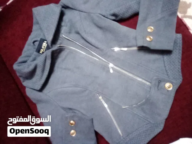 جاكيت شتوي عدد2 بلون ابيض وأسود بسعر ممتاز