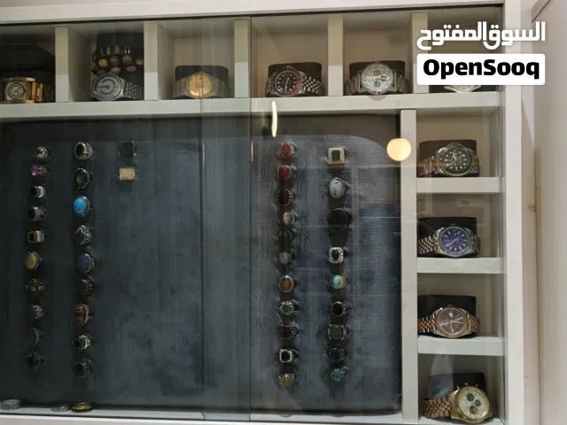 ڤاترينة عرض للمحابس و الساعات