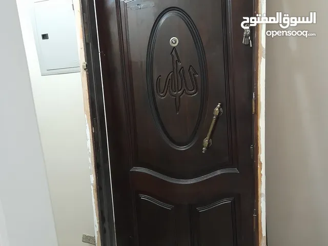 باب خشبي بحالة ممتازة للبيع