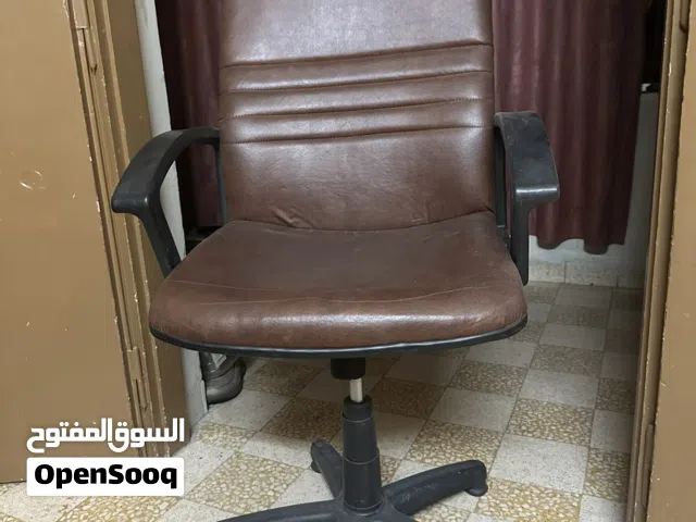 كرسي ثابت جلد ألماني وطاوله دراسيه