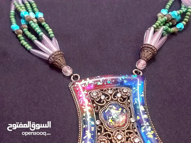 عقد ممتاز بالوان جذابة