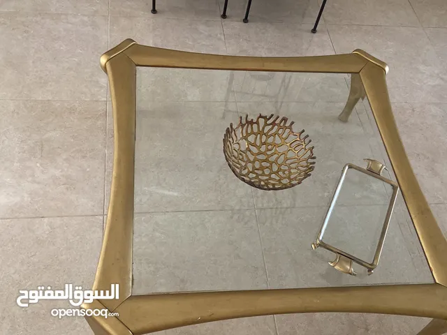 طاولة وسط كبيره باللون الذهبي