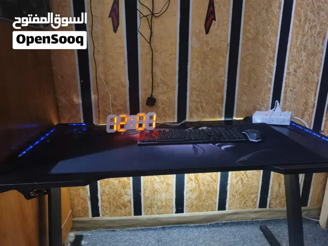تجيهزات كيمنك ماوس باد وميز كيمنك مع اضاىة RGB وماوس وكيبور وساعة الكترونية واضائة بيضاء تحت الميز