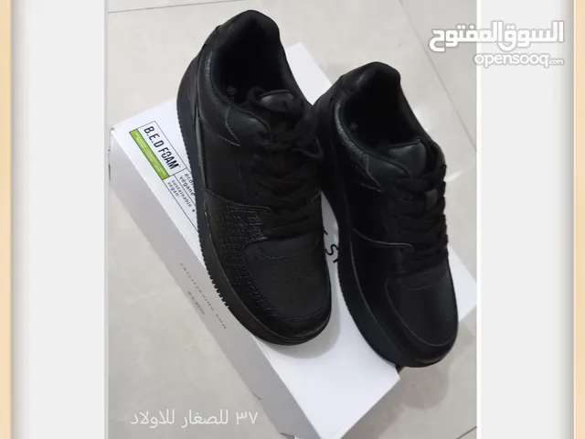 للبيع كرسي للسياره أطفال وحذاء وحوض أطفال وعربه المشي