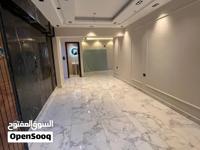 شقه ارضي بجاردن بجانب مول العرب  بجوار السياحيه الاولى حي الفيروز