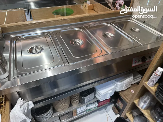 مطبخ مجهز بالكامل: يضم المطبخ أحدث المعدات والأدوات اللازمة لتشغيل المطعم بكفاءة عالية وإنتاجية قصوى