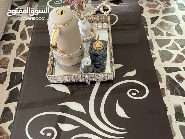 طاولة وسط مع 2جنابيات