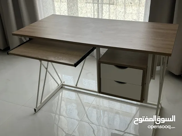 طاولة للعمل او الدراسة او الكمبيوتر