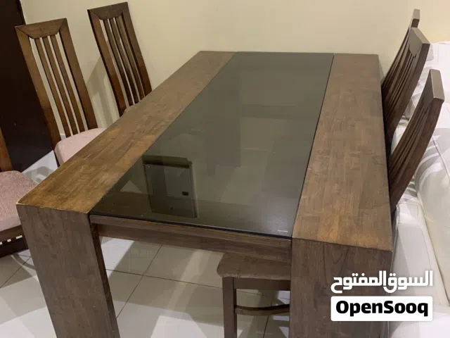 طاولة طعام مع كراسي