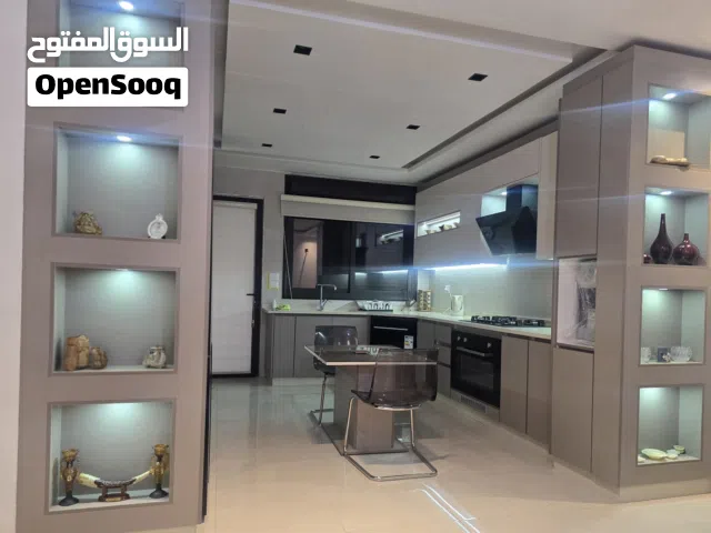 شقة ارضية مع ترس للبيع في البنيات الجنوبي على شارع المطار