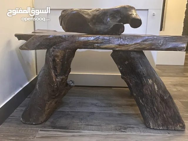 طاولة خشب انتيك مع مجسم خشبي