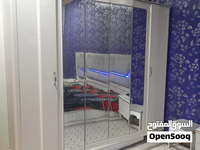 "غرفة نوم مودرن بإضاءة LED فاخرة"