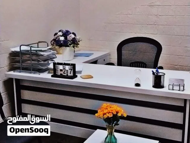 مكتب راقي مع جانبية جوارير مع ملحقات اخرى للبيع