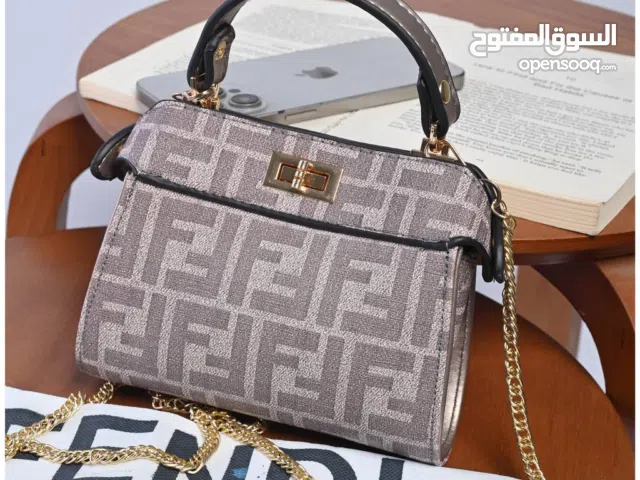 حقيبة اليد هذه هي نموذج Fendi Peekaboo ISeeU المصنوع من القماش بنقشة FF المميزة.