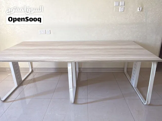 طاولة خشبية