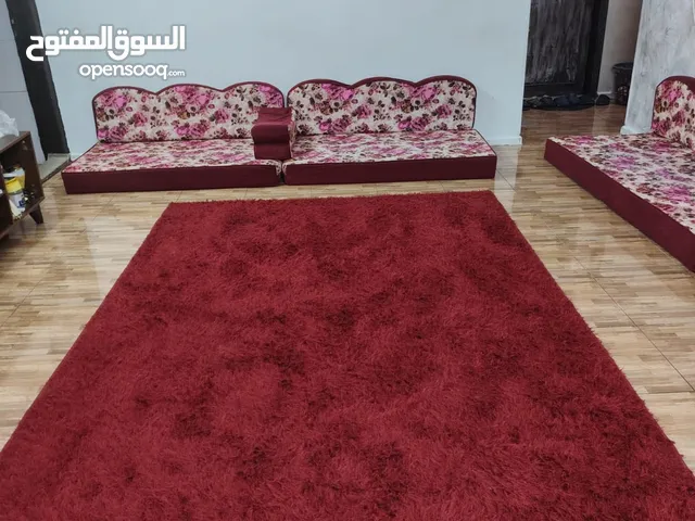 طقم فرشات ضغط 16 مكون من أربع فرشات ومساندة وسجادة شاقي لون خمري حجم مترين بثلاث