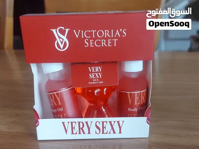 طقم 3 قطع victoria's secret عطر، زيت مساج، عطر للجسم 36 مل صناعة اميركا كاندي و فراولة