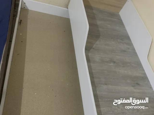 سرير عدد 2 نضم يخشو تحت بعض وينفتحو علي جنب