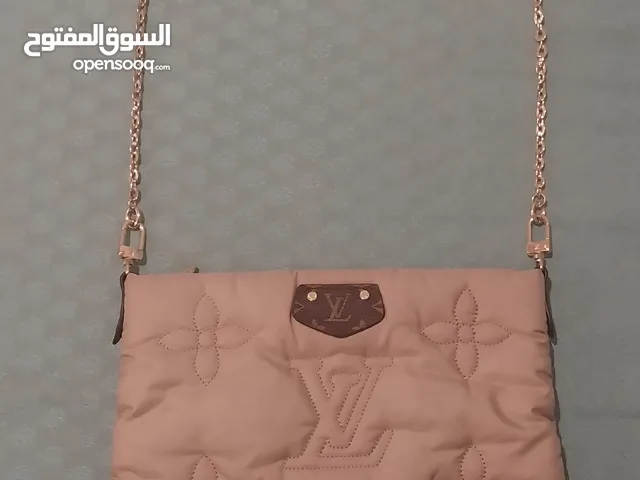 حقيبة من شركة Louis Vuitton. ( تقليد )