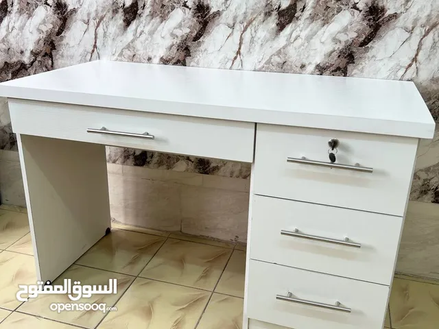 جهّز زاوية عملك براحة وأناقة! مكتب عملي أنيق كرسي دوّار مريح يدعم ظهرك لساعات العمل الطويلة،