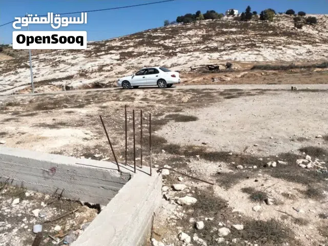 ارض للبيع من اراضي سما الروسان المزريب  مساحه الارض المراد بيعها 864 م موجود عليها عرقات بيت مسطح
