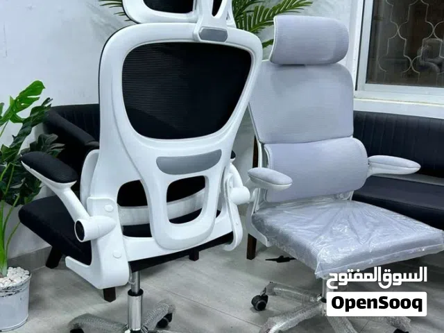 كرسي مكتب شبكي مع مسند الرأس متوفر باللون الاسود مع الأبيض واللون السكني بابيض