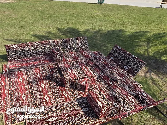 السلام عليكم ورحمة الله وبركاته جلسه خارجيه بحالة ممتازة 6 كراسي ل12 شخص طاولة كبيرة و 4 طاولات صغا