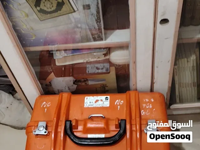 توتال استيشن ماركة سوكيا +عدد 2 باتري +عدد1 شاحن مع محول مع الكابل+الحامل +عدد 2 عدسة